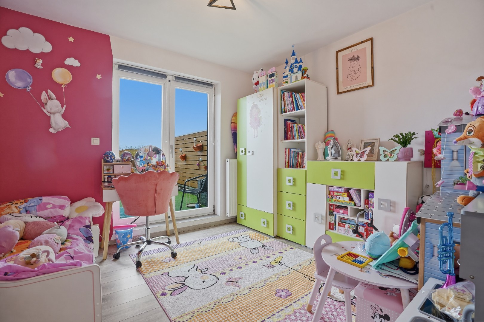 Recent appartement met privatieve tuin (346m²)  en ruim terras (40m²) in het centrum van Woumen! 