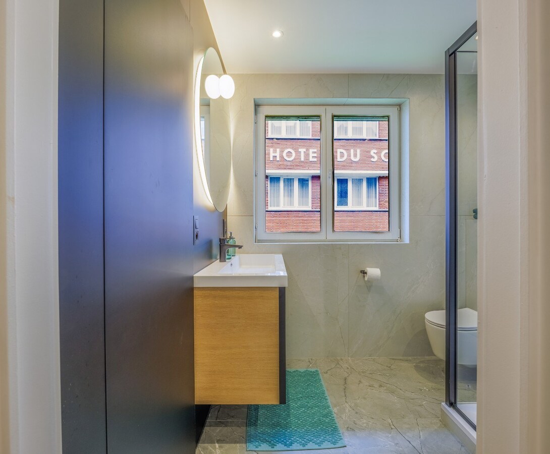 Stijlvol gerenoveerd hoekappartement met 3 slaapkamers op toplocatie te Duinbergen, vlakbij de Zeedijk. 