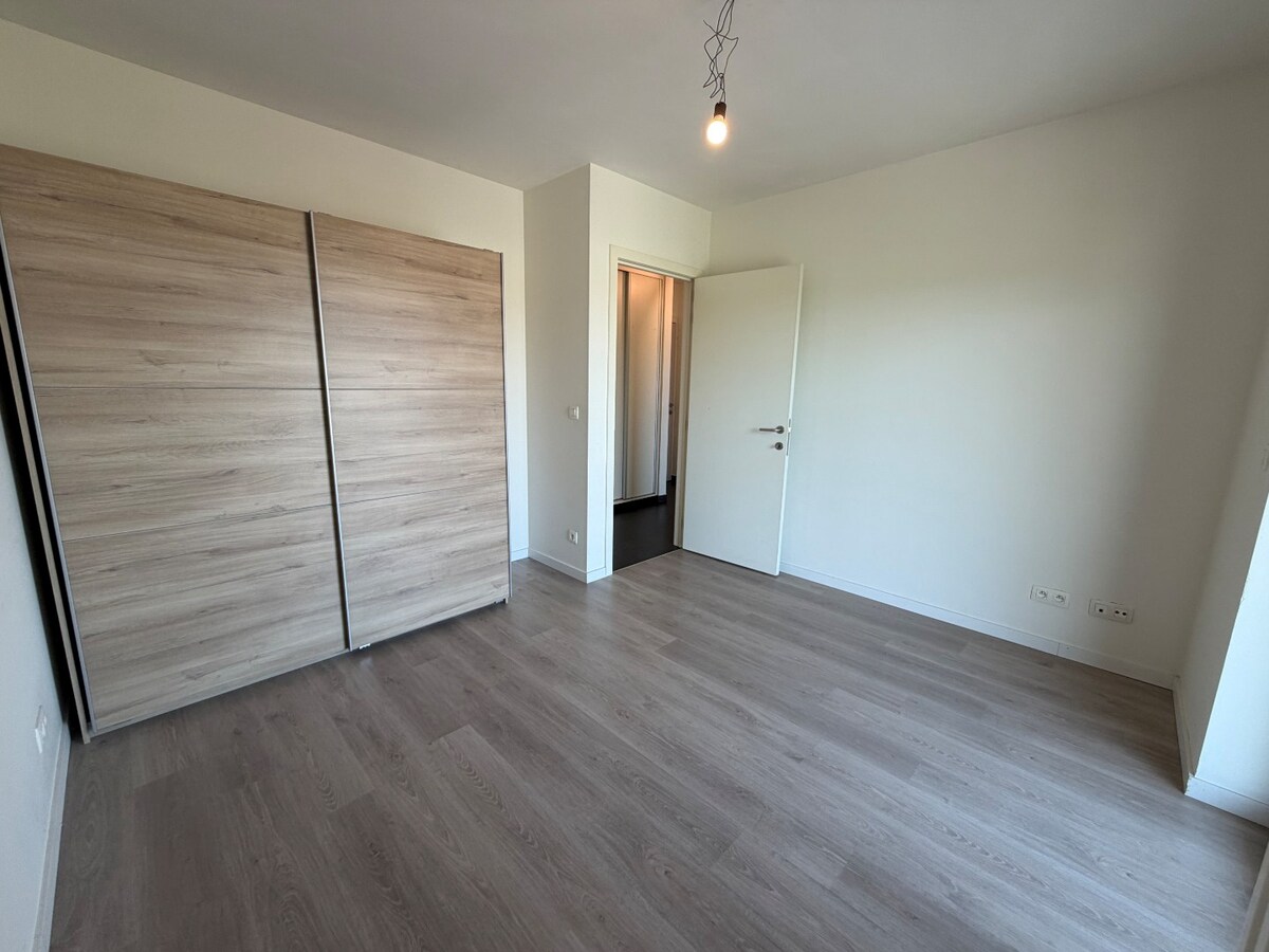 2 slpk-appartement nabij allerhande voorzieningen. 