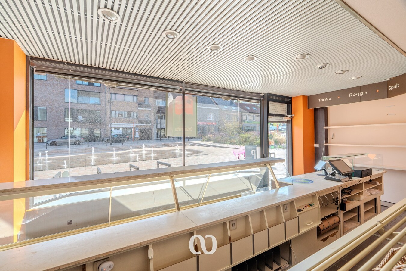 Handelspand met woonst en mogelijkheden in centrum Gavere 