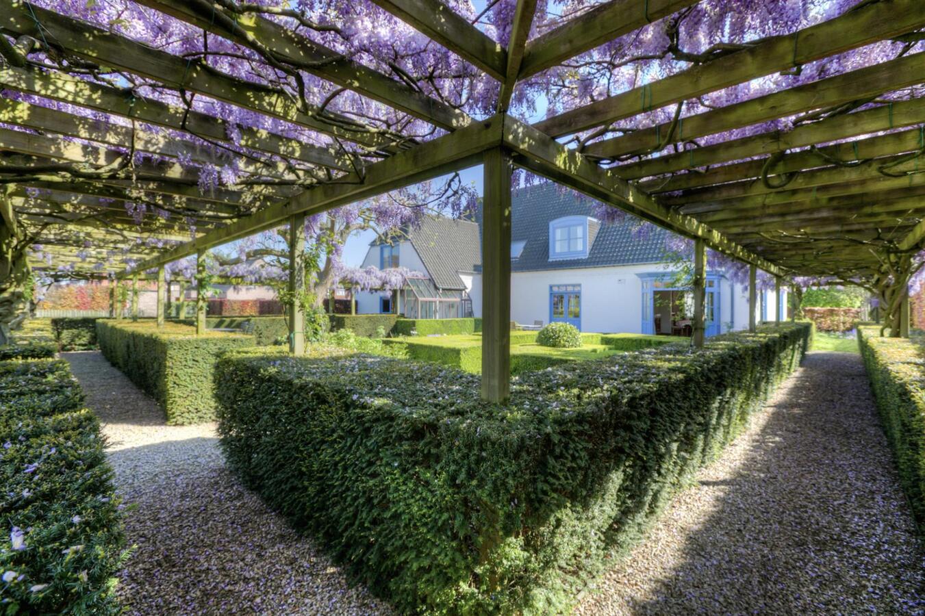 Ruime villa met praktijkruimte en prachtige tuin 