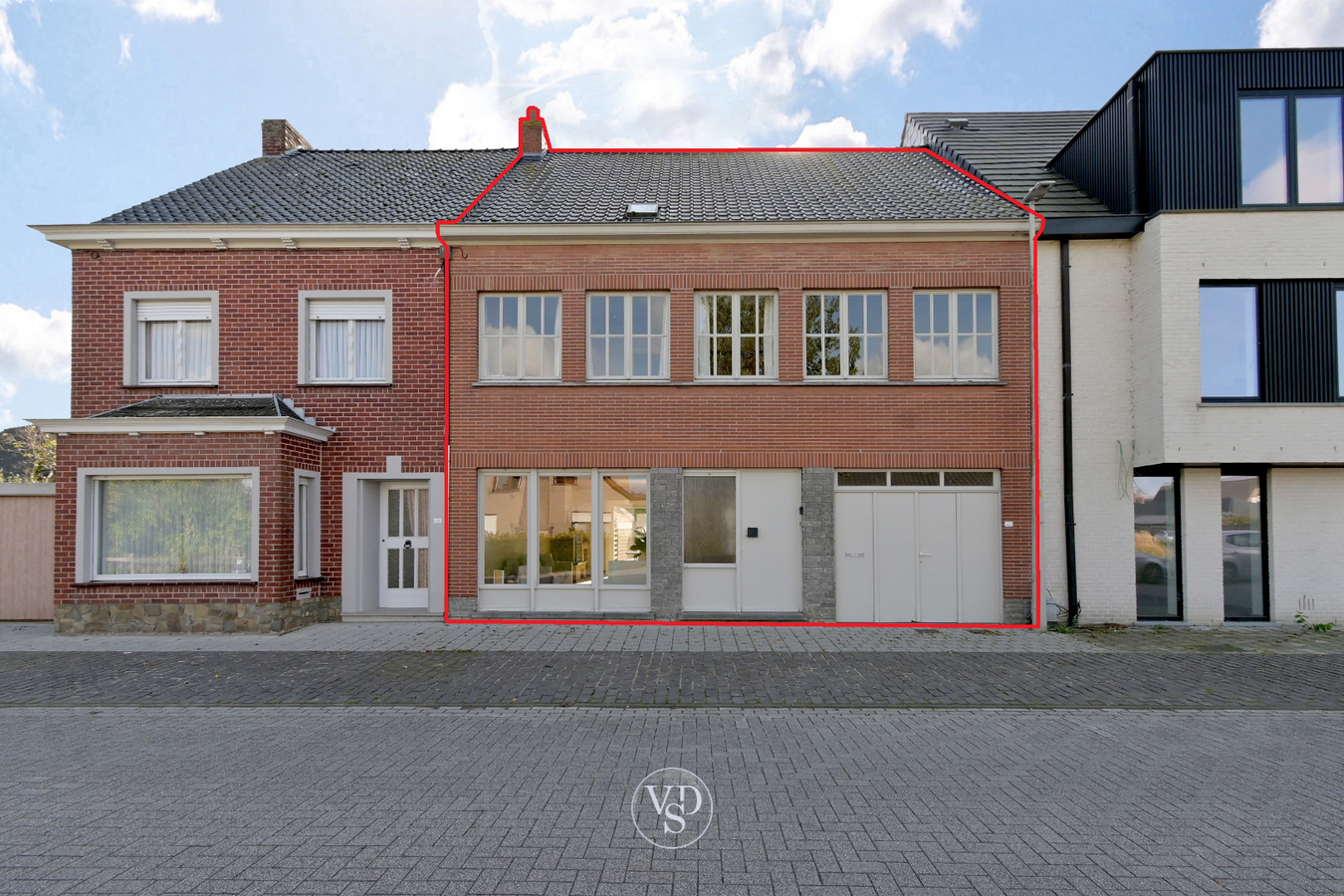 Degelijke woning met mogelijkheden, nabij centrum Zingem. 