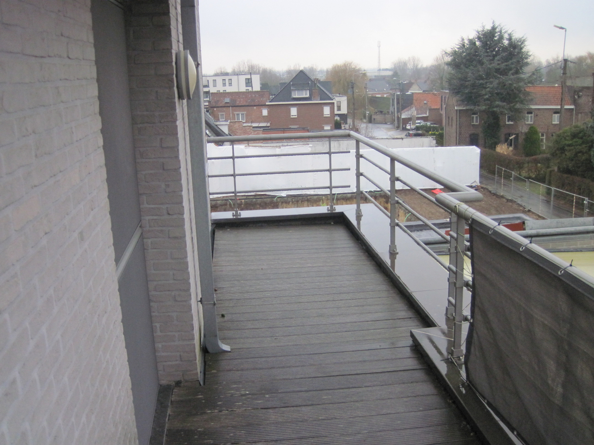 Recent appartement met ruim terras. Geen vaste kosten ! 