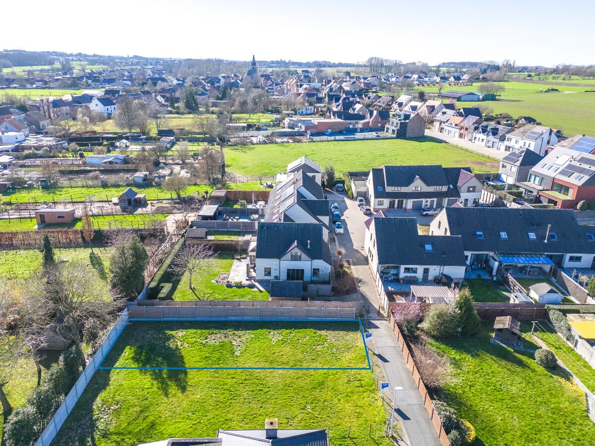 Rustig gelegen bouwgrond voor HOB met ZW oriëntatie te Hillegem 