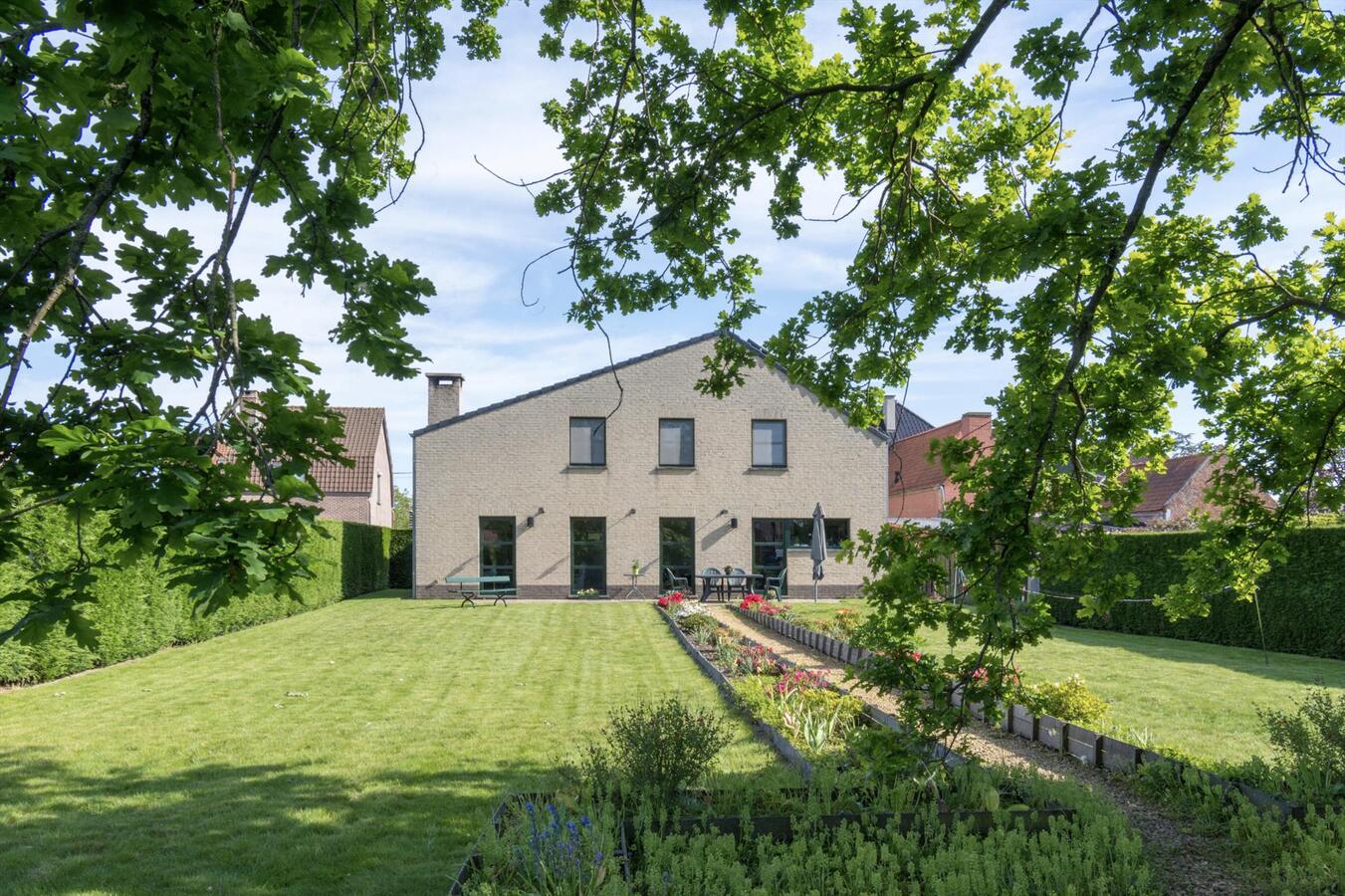 Instapklare villa met prachtige tuin te Destelbergen 