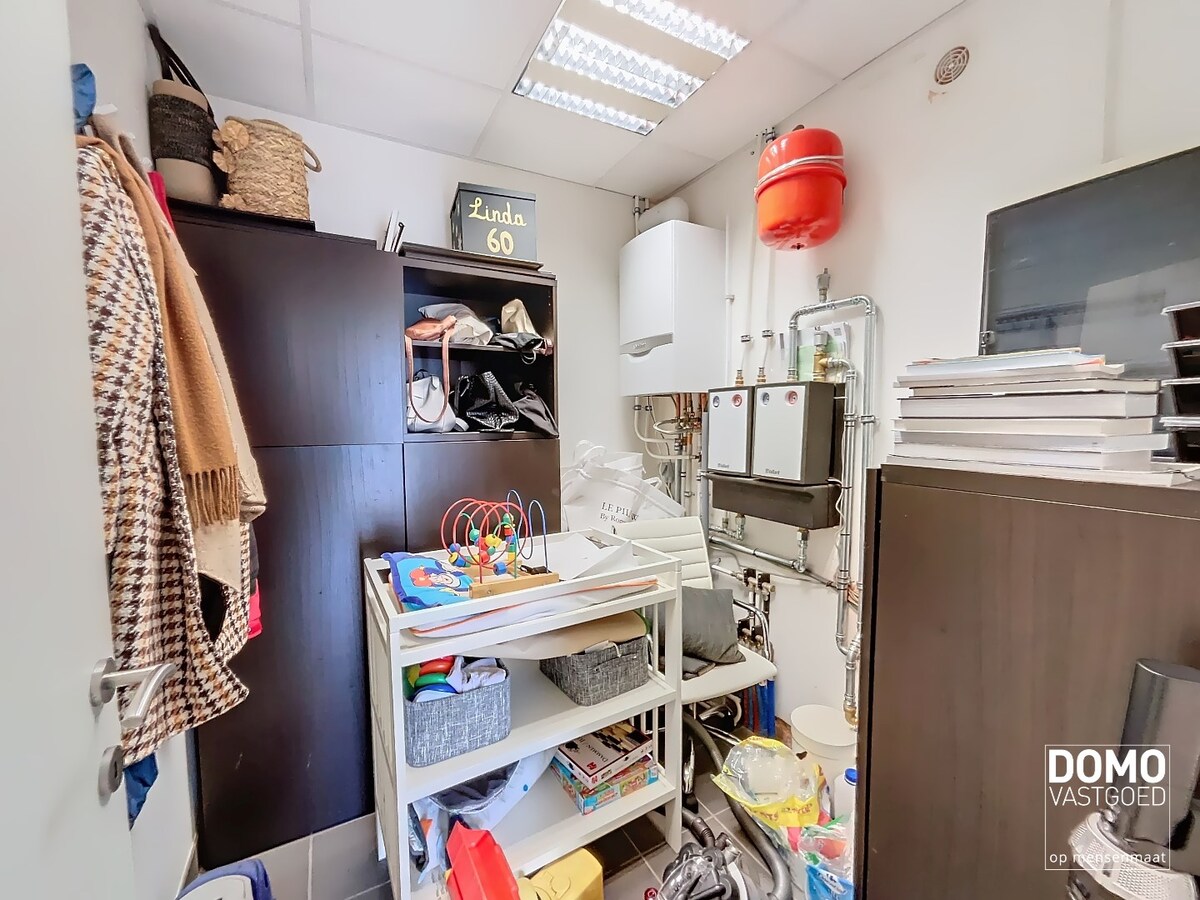 VOLLEDIG GERENOVEERDE HALOPEN BEBOUWING MET 3 SLAAPKAMERS IN HARTJE KERMT 