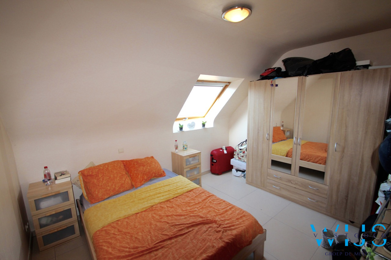 Lichtrijk dakappartement met aparte vrijstaande garage 