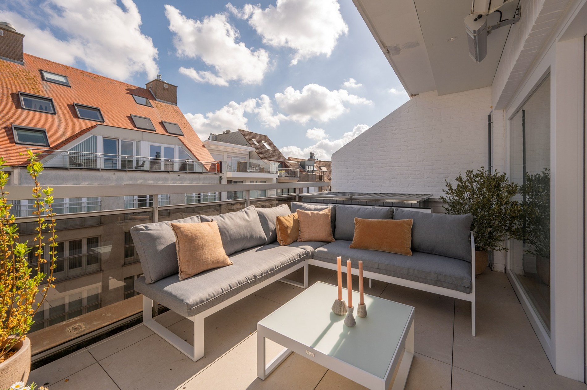 Penthouse duplex exceptionnel de 125 m² dans la résidence William, un bâtiment récent et élégant (2020), parfaitement situé au centre de Knokke. 