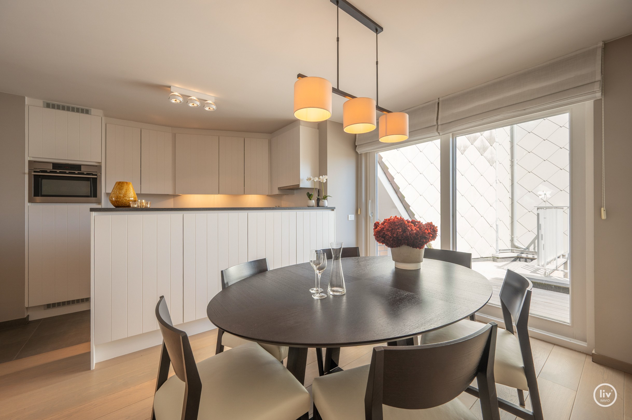 Appartement en duplex ensoleillé et spacieux avec terrasse orientée plein sud situé dans la Zoutelaan à Knokke. 