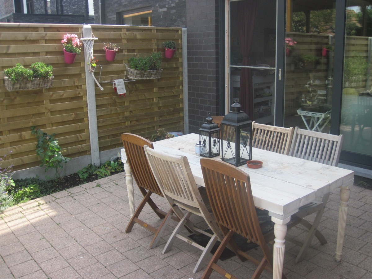 Ruim gelijkvloers appartement met terras en tuintje. Incl. afz. garage ! 