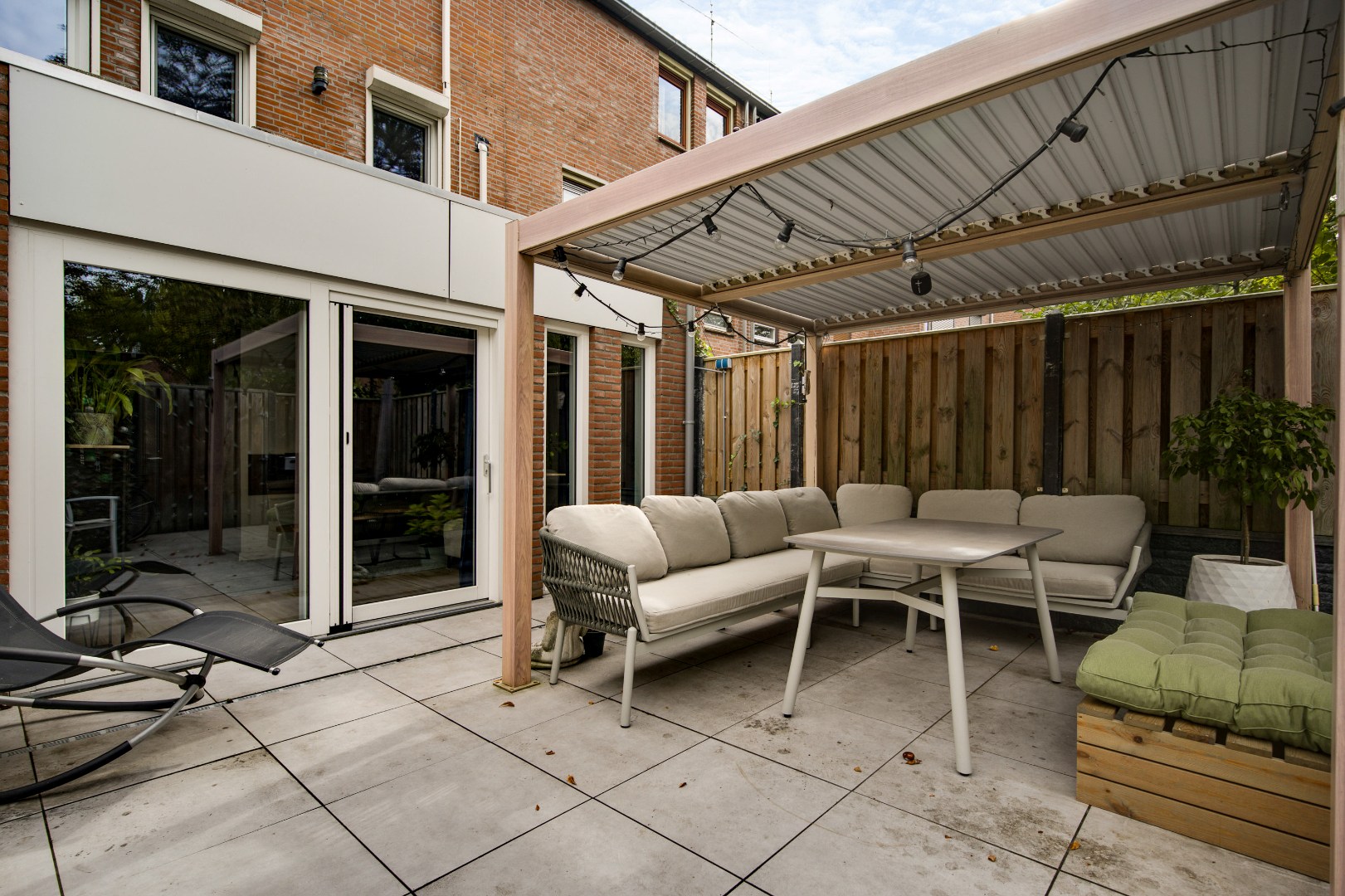 Ruime Tussenwoning in Weert met 4 Slaapkamers, 2 Badkamers, Tuin op het Noordwesten en 2 Parkeerplaatsen - Bouwjaar 1981, 132m² Woonoppervlak 