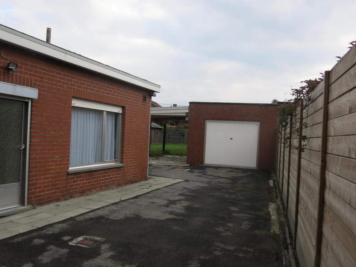 Centraal gelegen halfopen woning met ruime garage 