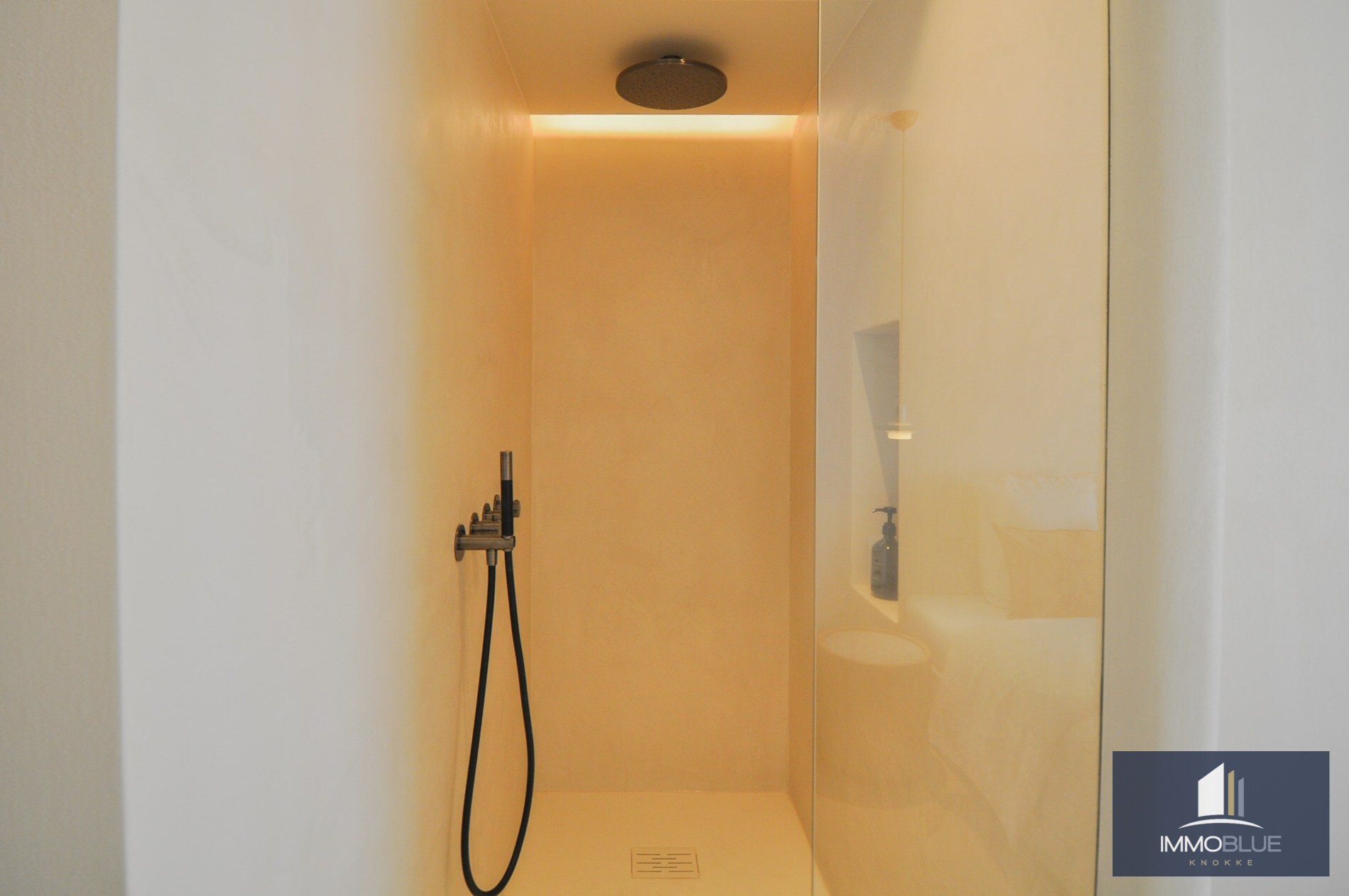 Volledig gerenoveerd hoek-appartement met een prachtig zicht op het Zegemeer. 