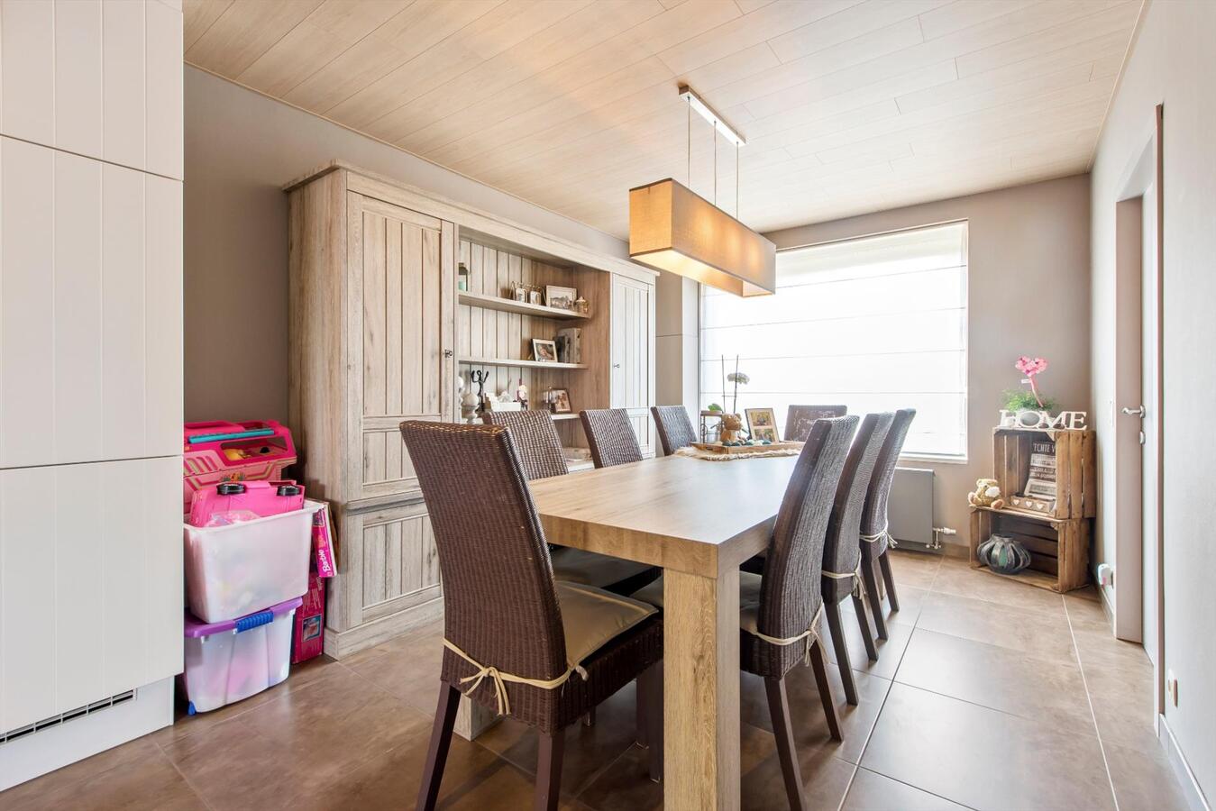Volledig instapklare woning met 3 slaapkamers en mooie tuin in het hartje van Jonkershove. 