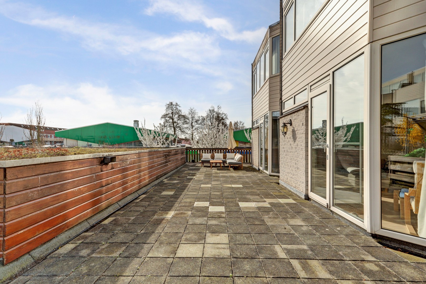 Ruime 4- (voorheen 5) kamer woning op 1e etage met riant terras van 45 m² en een berging en overdekte parkeerplaats op begane grond. 