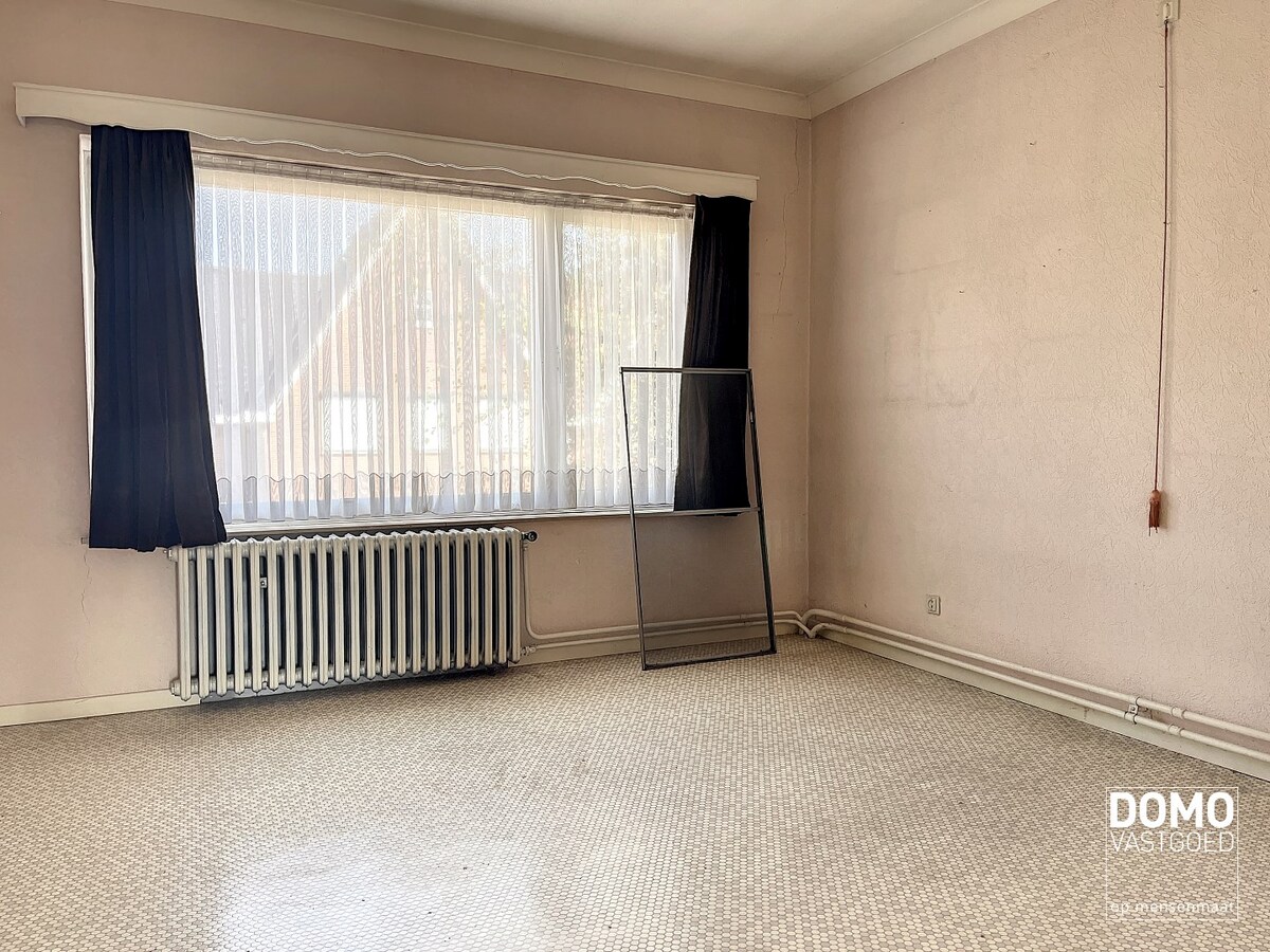 Ruime half open bebouwing met een vergund magazijn. 