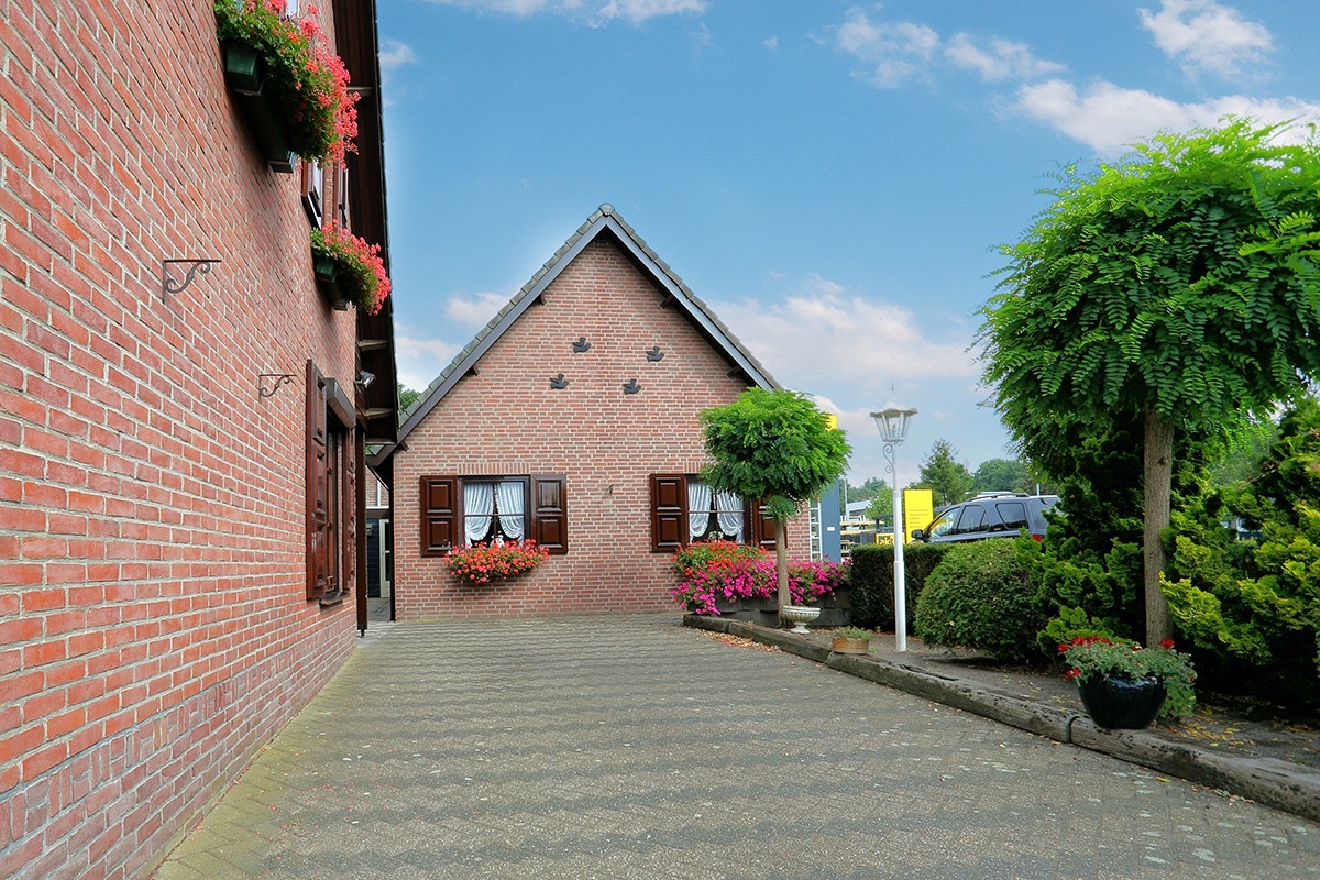 Vrijstaand woonhuis met dubbele garage, erf tuin en ondergrond staande en gelegen te Bergeijk, Bucht 45. 