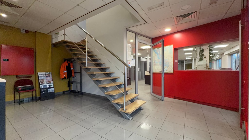 Magazijn met kantoren te huur langs E34 in Beveren