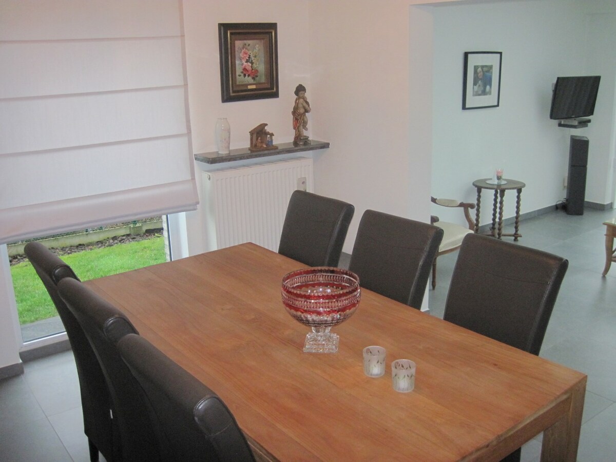 Goed gelegen, eigentijdse bungalow. 