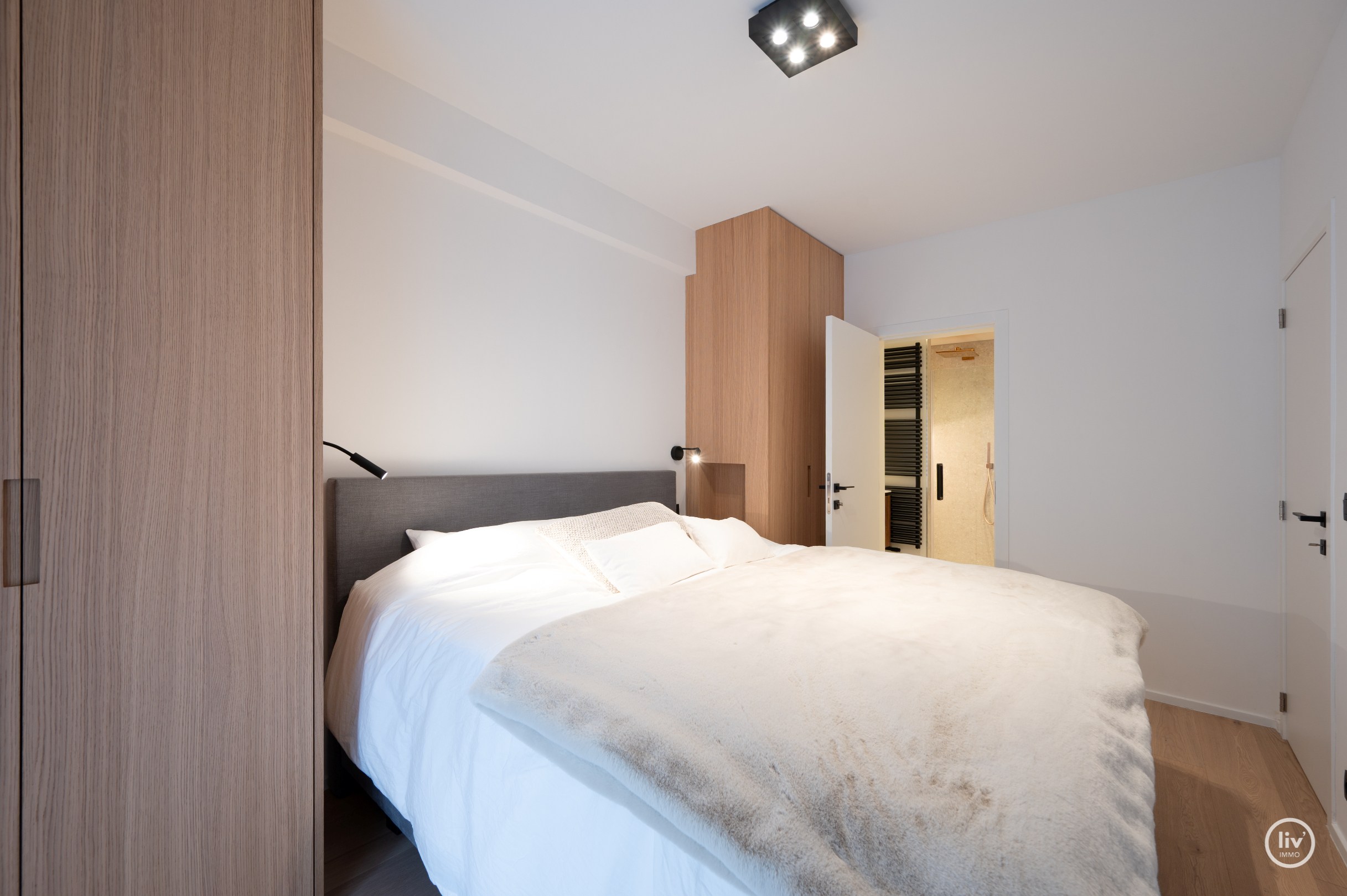 Gerenoveerd 2 slaapkamer appartement met een prachtig zeezicht gelegen nabij het Driehoeksplein te Knokke. 