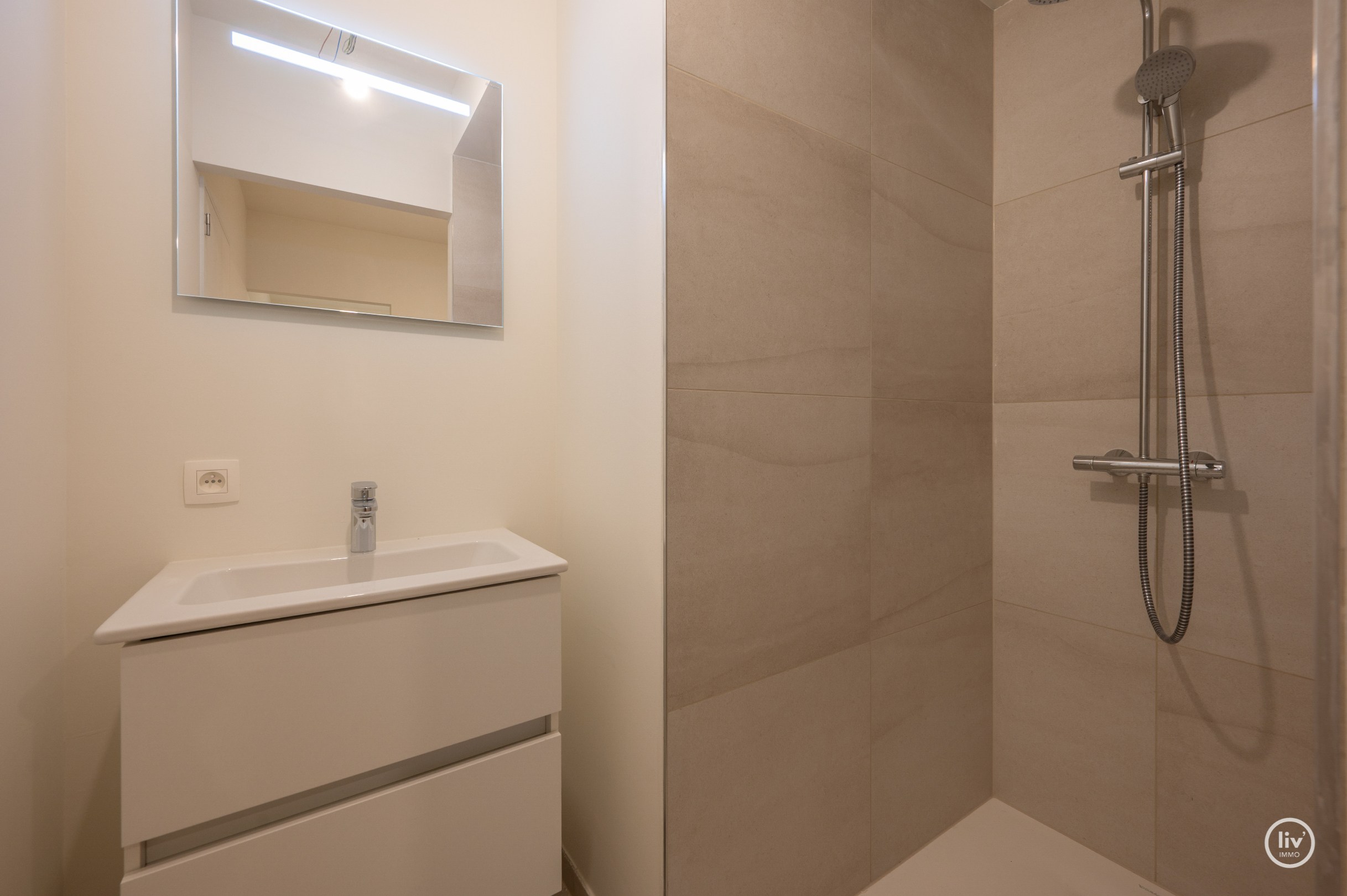 Centraal gelegen 2-kamer appartement te Res. Hoost met ruim terras genietend van zijdelings zeezicht! 