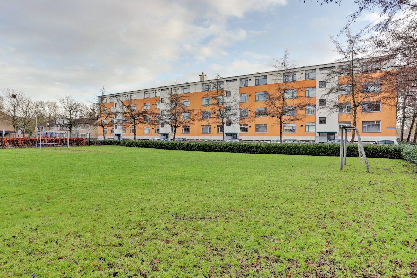 Instapklaar 3(voorheen 4) kamer appartement met royale living en moderne keuken, 2 slaapkamers en berging in de onderbouw. 