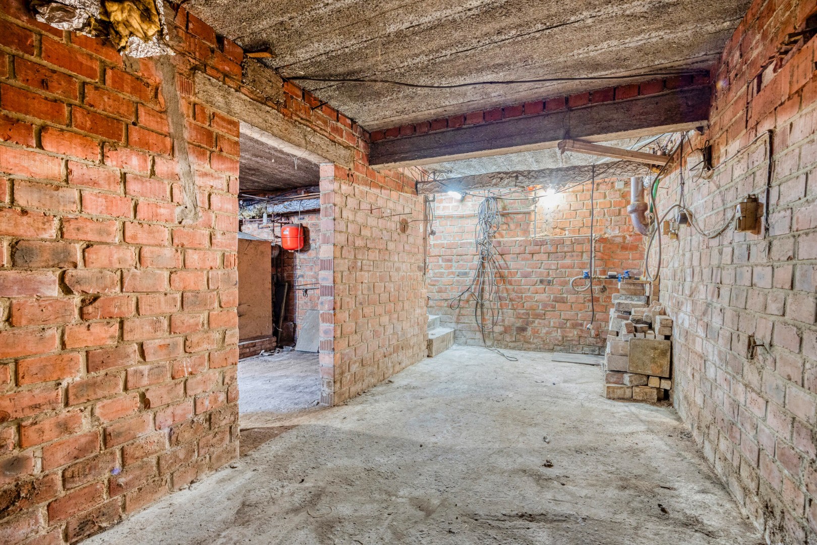 Open bebouwing met 3 slaapkamers, ruime garage op een perceel van 9a 62ca– EPC 596 kWh/m² - bewoonbare opp. 218 m² 