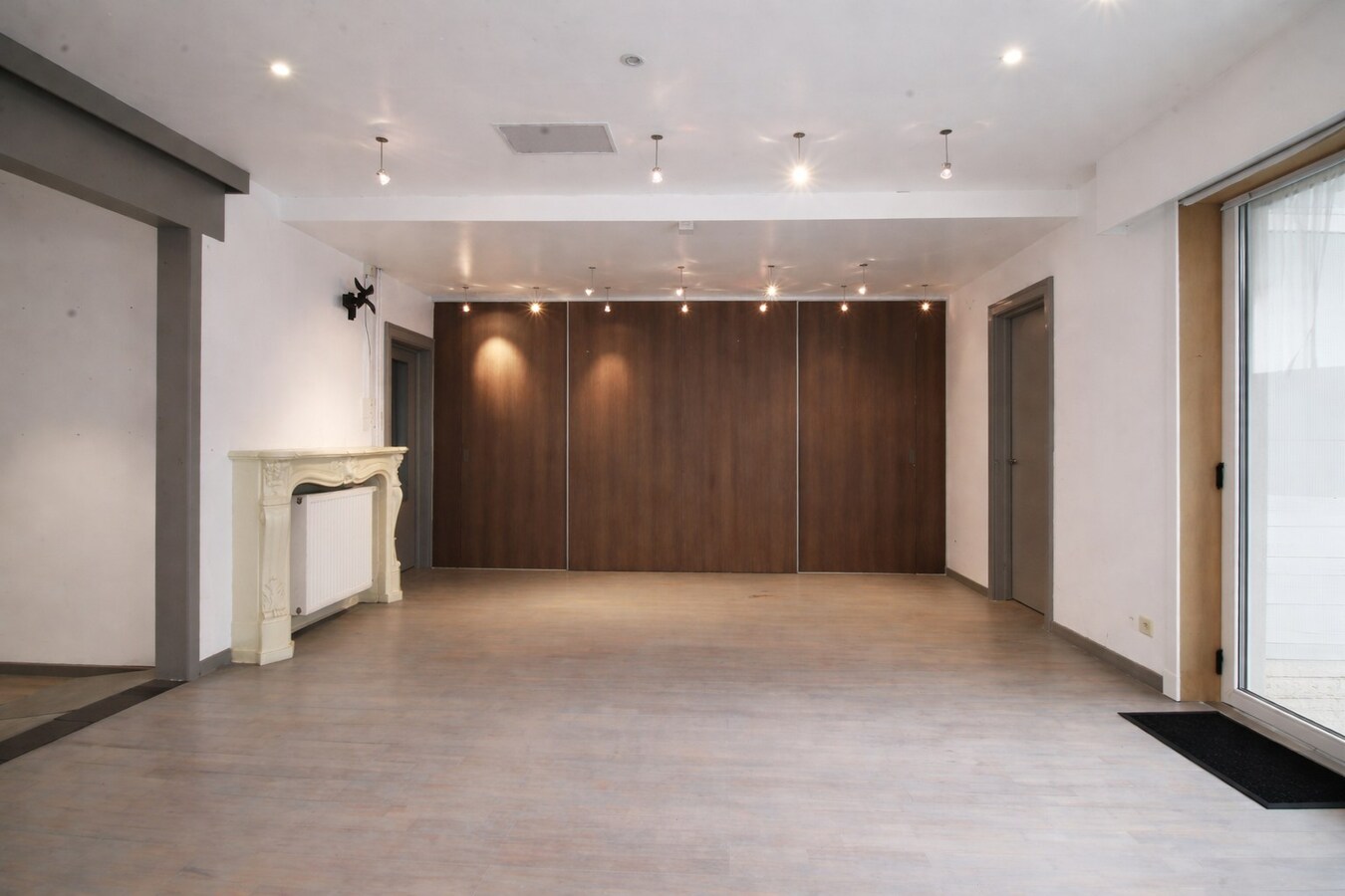 Te koop in Sint-Niklaas: uitzonderlijk handelshuis met woonst en duplex appartement, met optionele garageboxen en sterk opbrengstpotentieel 