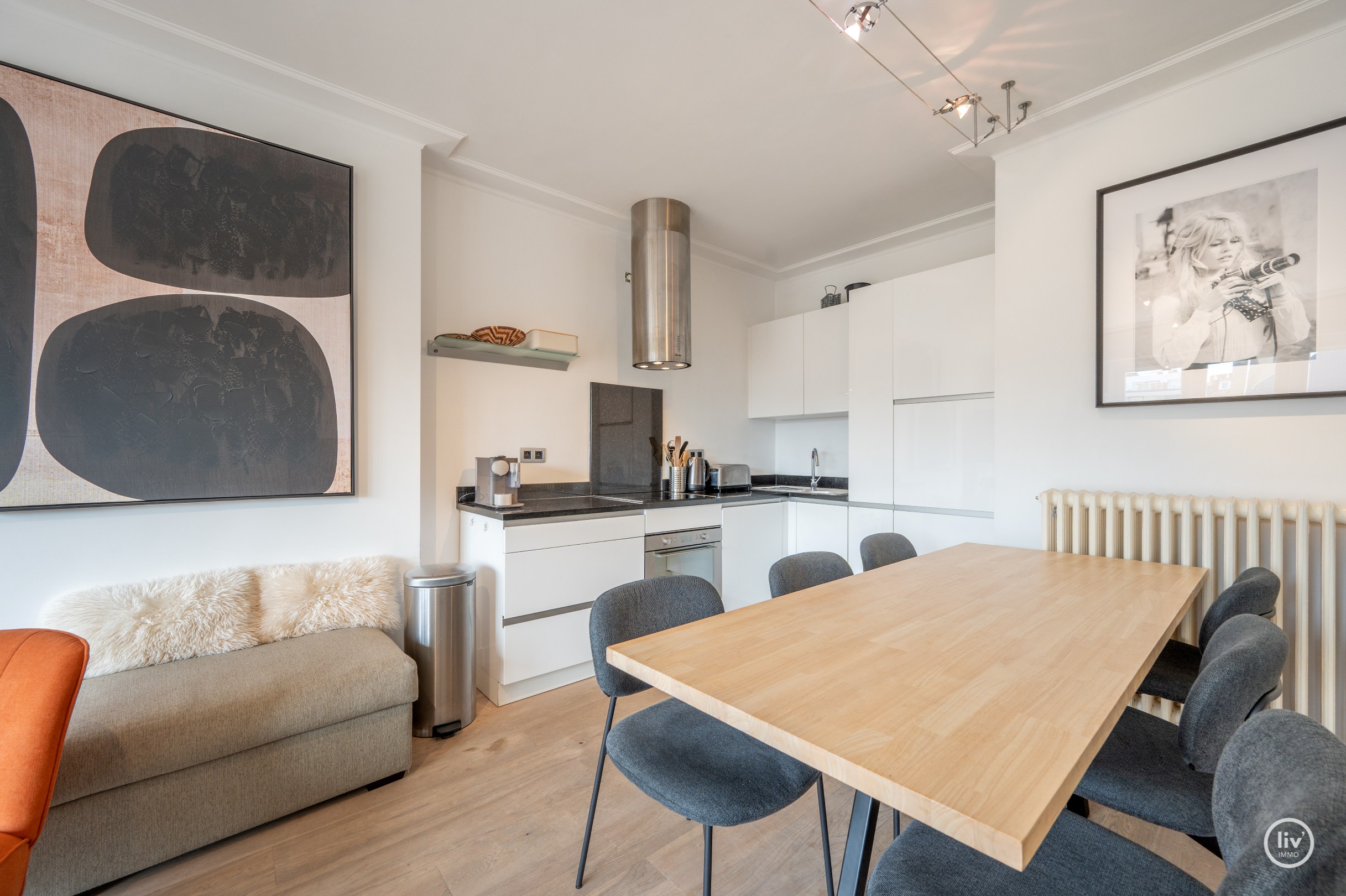 Dit uitstekend gelegen en bijzonder lichtrijke appartement geniet van een open zicht op de Heilig Hartkerk en dankzij de gunstige oriëntatie baadt het de hele dag in het zonlicht. Een aangename woonpl 