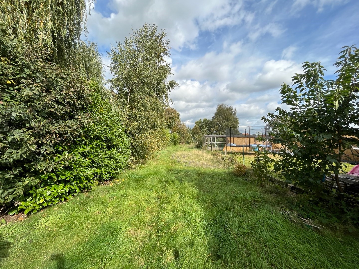 Ruime gezinswoning met grote tuin nabij het centrum van Larum 