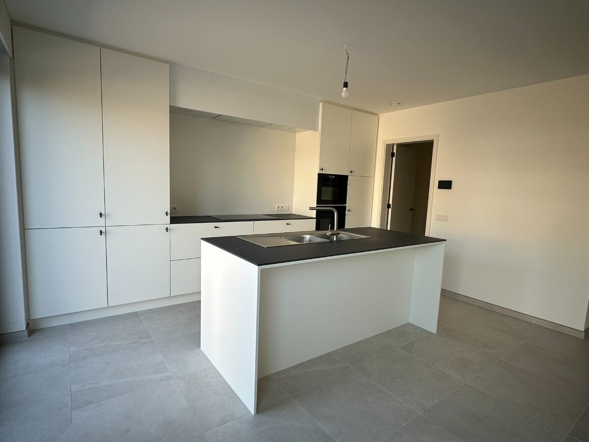 Instapklare nieuwbouwwoning met 4 slaapkamers, garage én tuin – energiezuinig wonen in hartje Sint-Antonius 