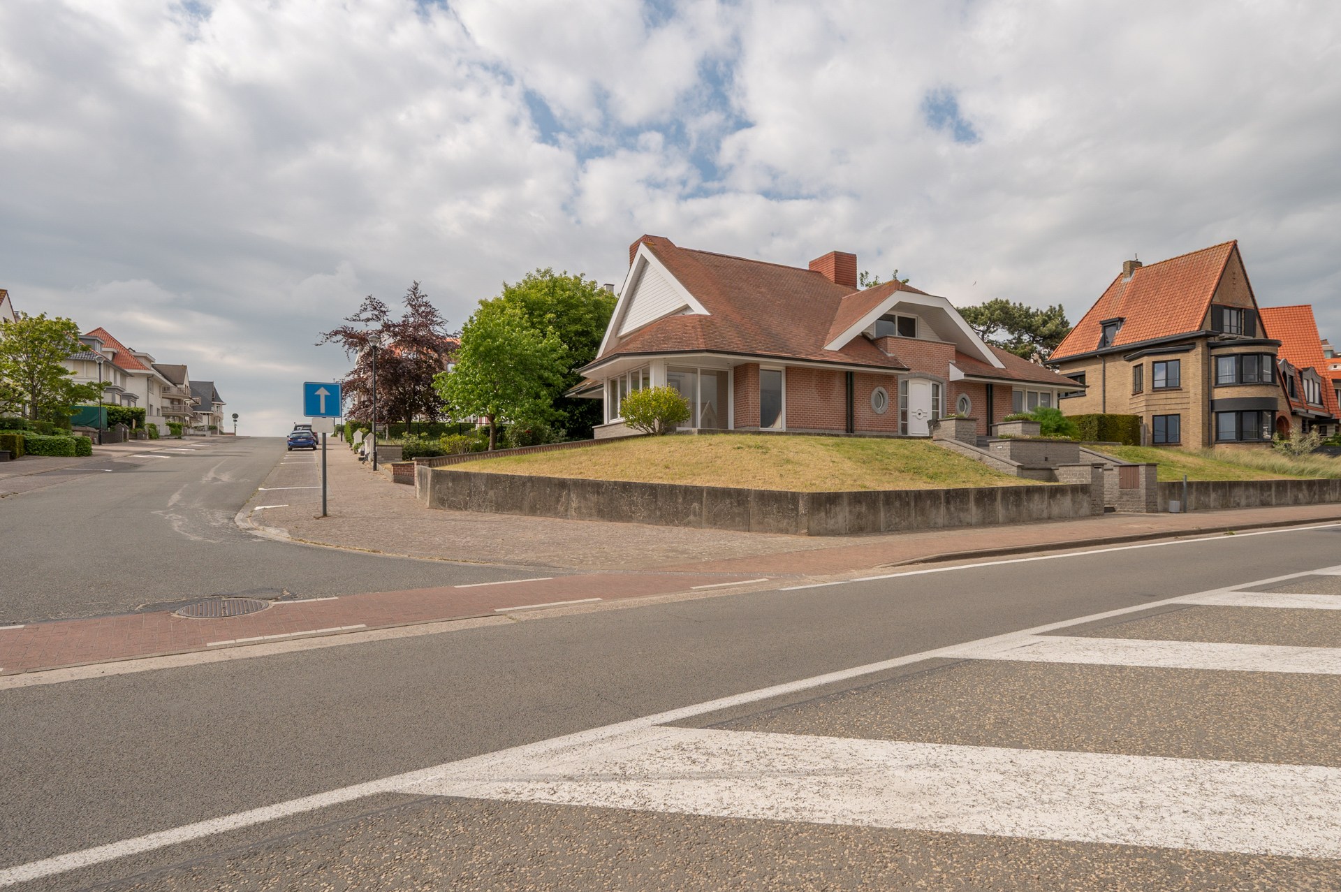 Ontdek deze karaktervolle villa, rustig gelegen in het gegeerde Duinbergen, op wandelafstand van het strand (incl. zeer ruime dubbele inpandige garage) 
