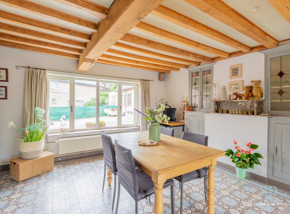 Authentieke herenwoning met atelier / bureau's. 