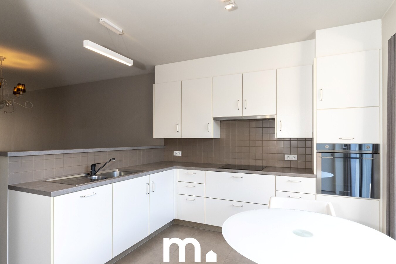 Instapklaar gelijkvloers appartement met garage te koop in Geluwe ! 
