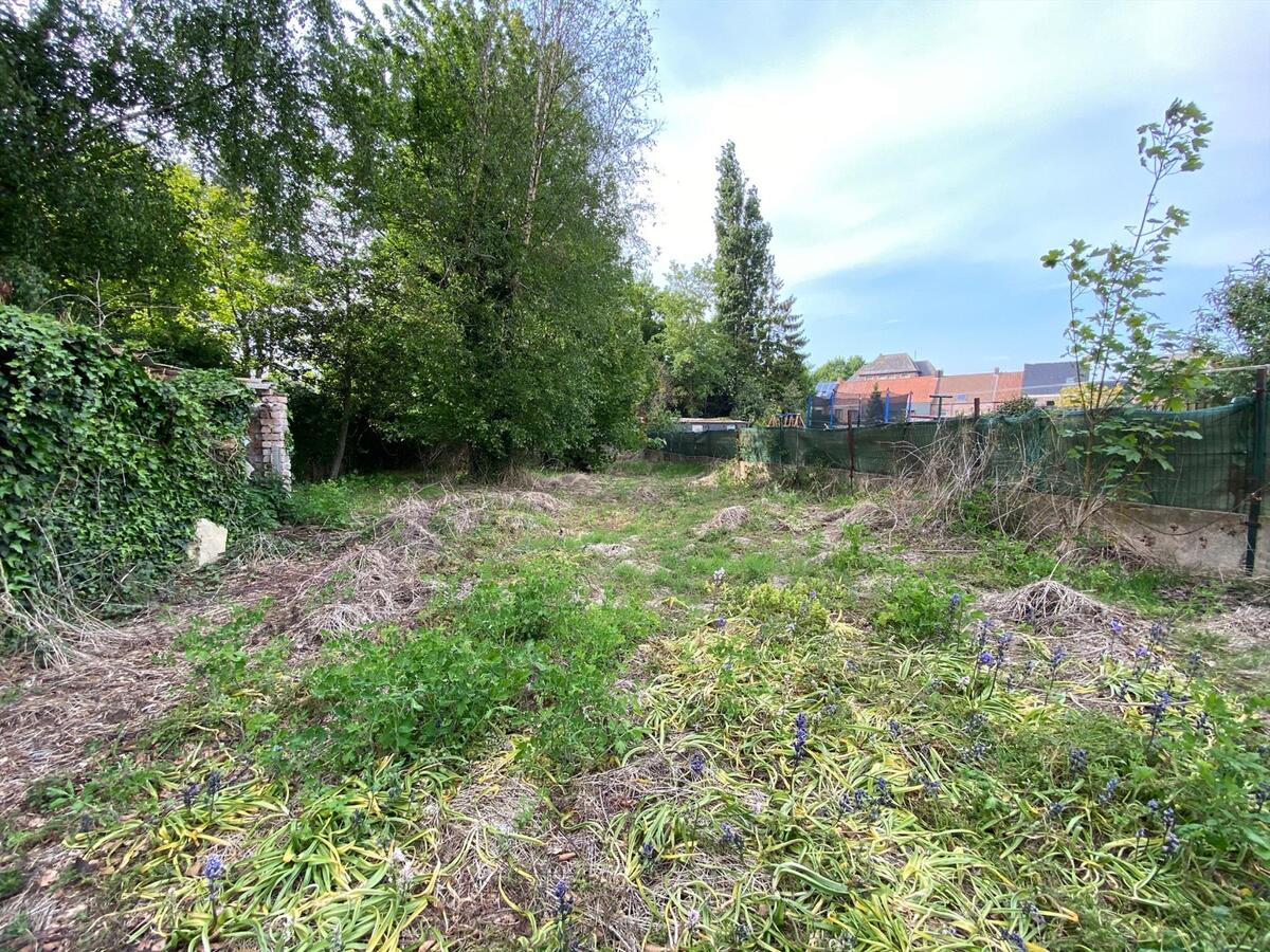 Woning met garage en diepe tuin te Koekelare 