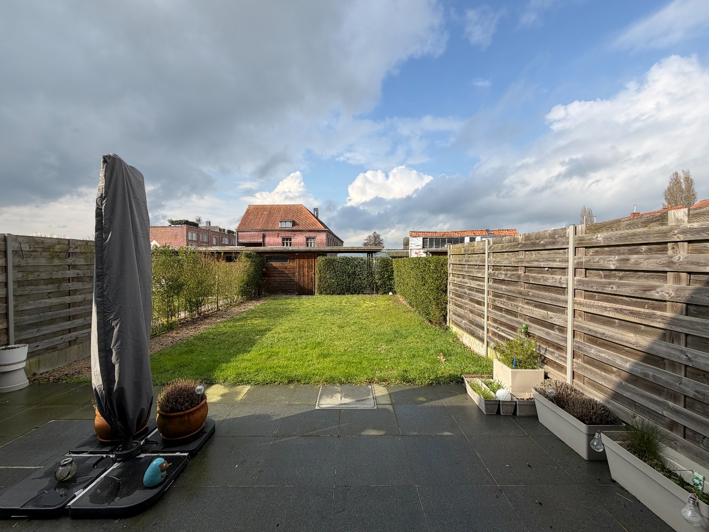 Rustig gelegen rijwoning met 3 slaapkamers, garage en zonnepanelen – Herdersstraat 33, Zulte 