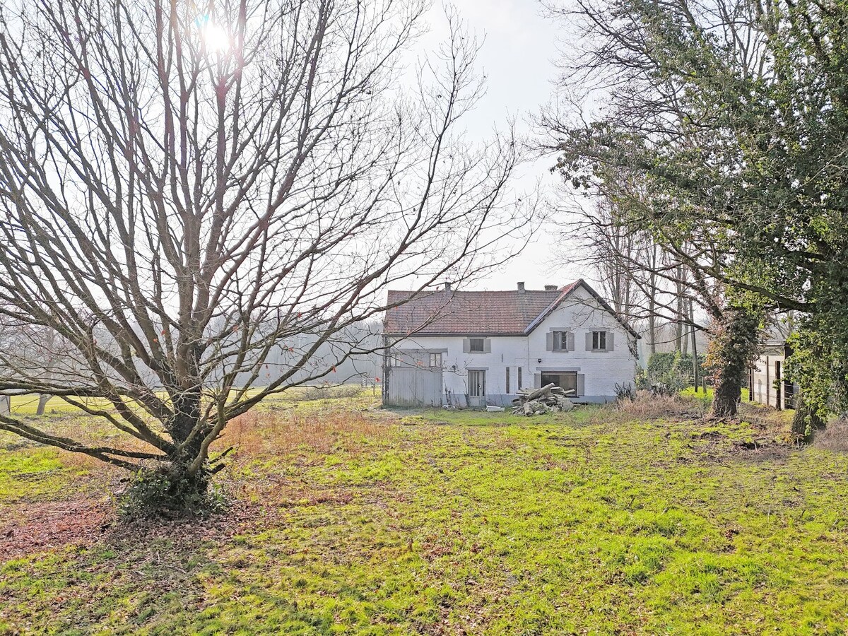 Idyllisch gelegen villa bouwgrond (4.460m²) of renovatieproject te Sint-Lievens-Esse 
