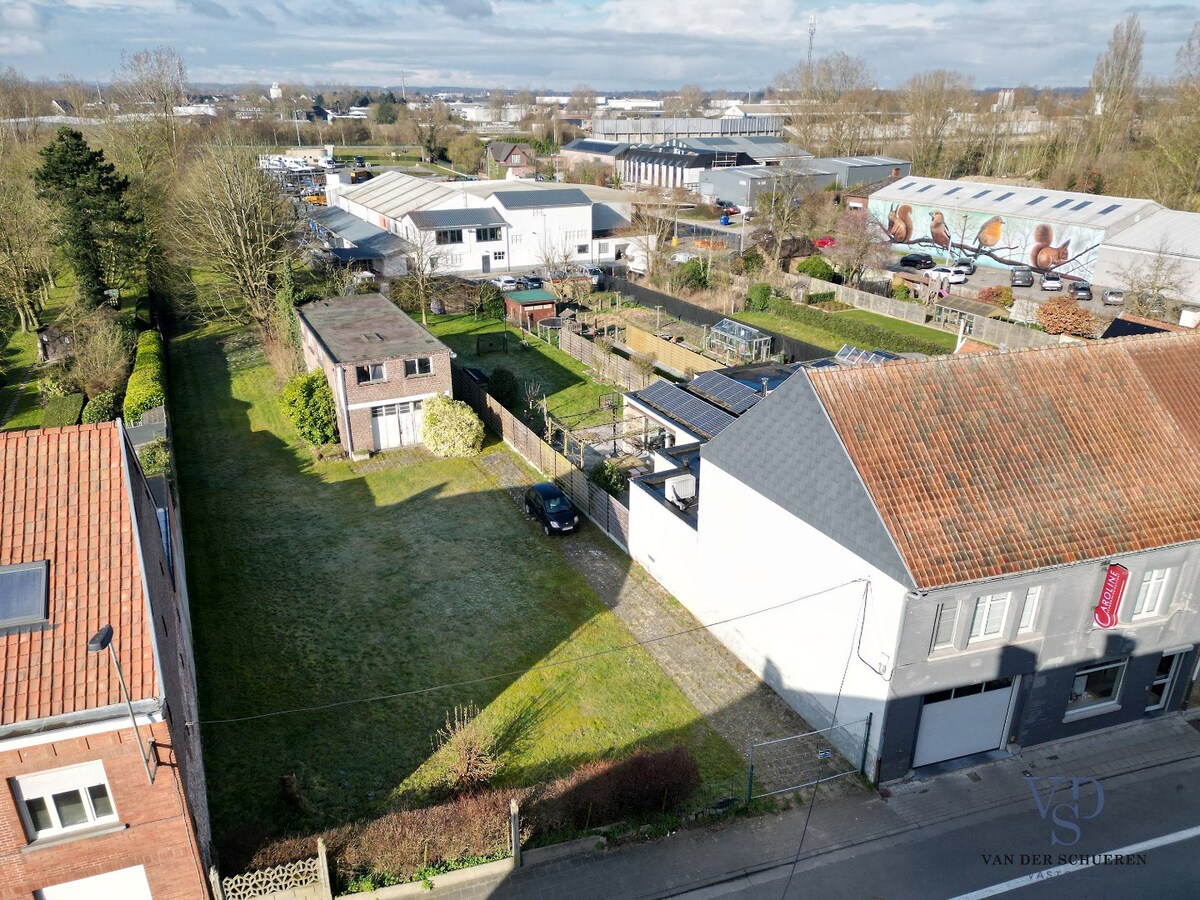 Bijgebouw met bouwgrond 