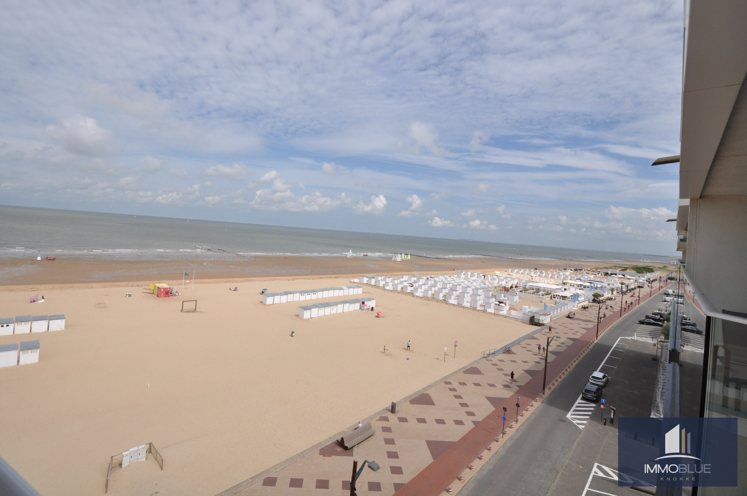 Appartement exceptionnel avec vue frontale sur la mer et une façade d’environ 11,5 mètres, situé au Zoute. 