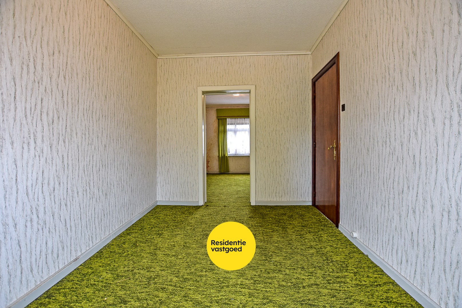 Zeer ruime te renoveren woning met statige gevel op 445 m² met zuid-west georiënteerde tuin. 