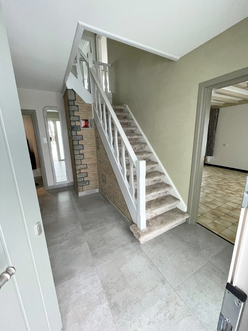 Vrijstaande, energiezuinige woning met 4 slpk en garage op een perceel van 25 a. 