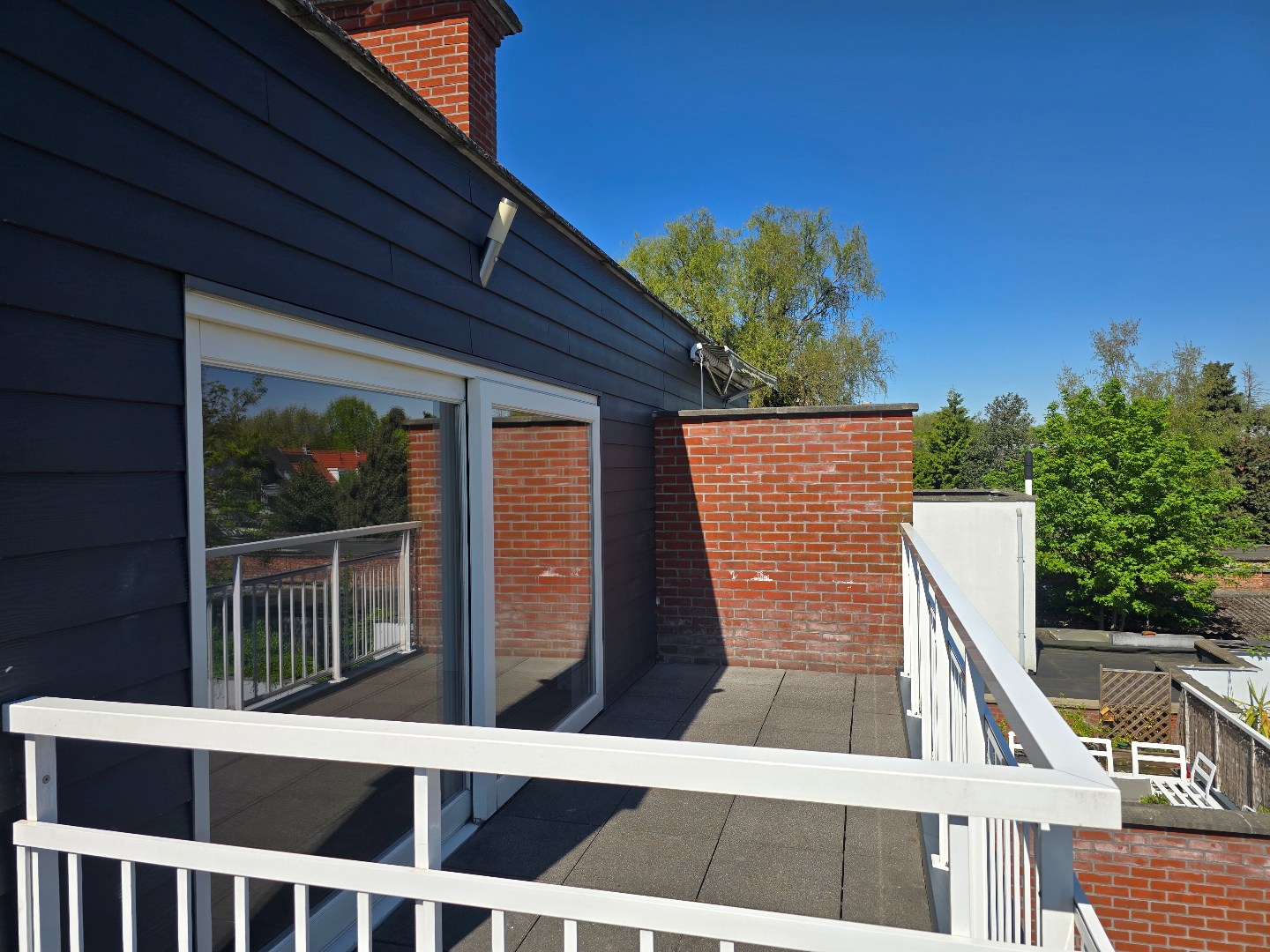 Instapklaar duplex appartement met 2 slpk. en 2 bdks. en mooi terras. 