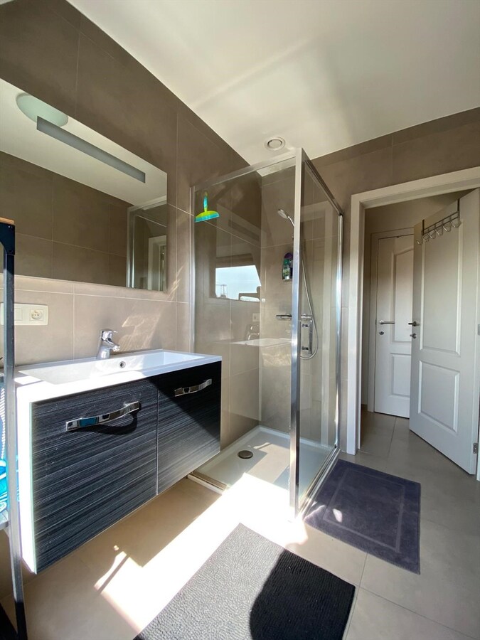 In het centrum gelegen dakappartement met 2 zonneterrassen te Koekelare 