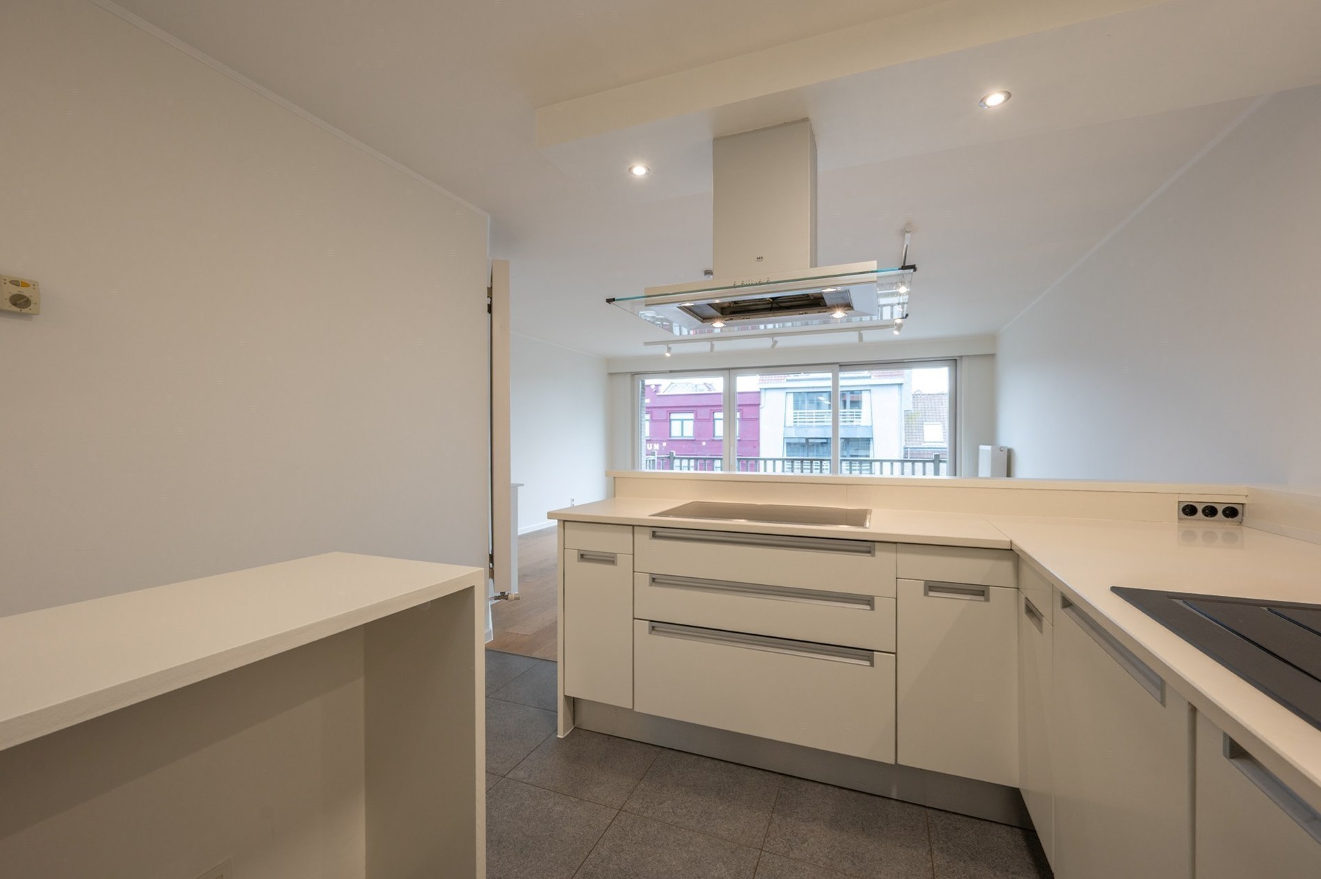 Appartement de 2 pièces situé au centre avec terrasse orientée sud sur la Lippenslaan. 