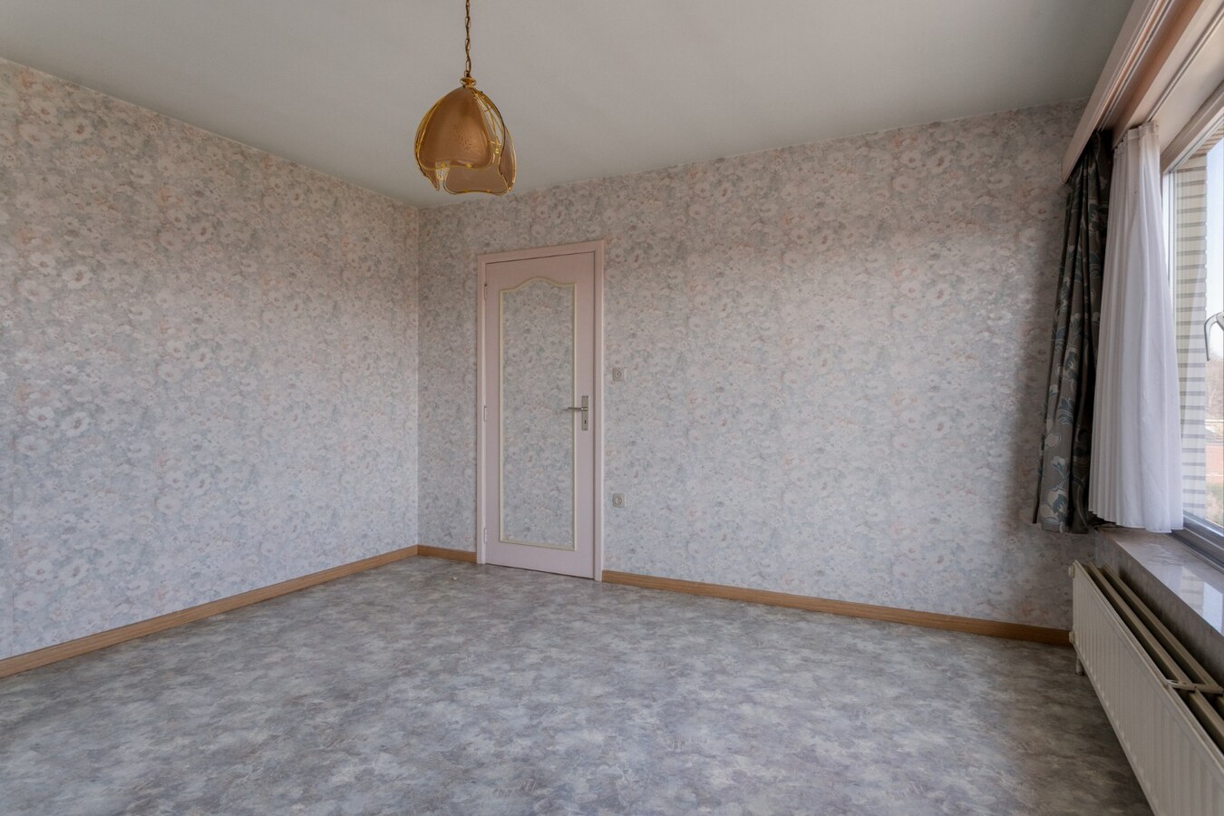 Ruime woning met 4 slaapkamers, veranda en volledig onderkelderd perceel (615 m²) 