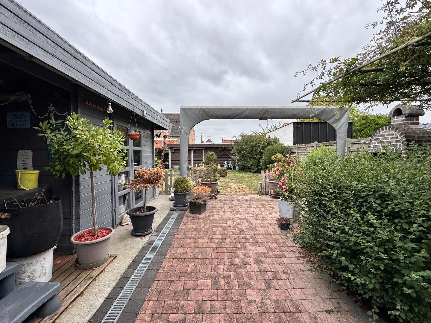 Ruime deels gerenoveerde woning met 3 slaapkamers, tuin en garage 