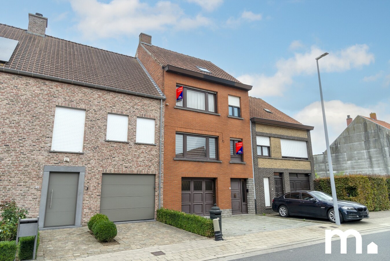Ruime, centraal gelegen gezinswoning met garage te koop in Wevelgem ! 