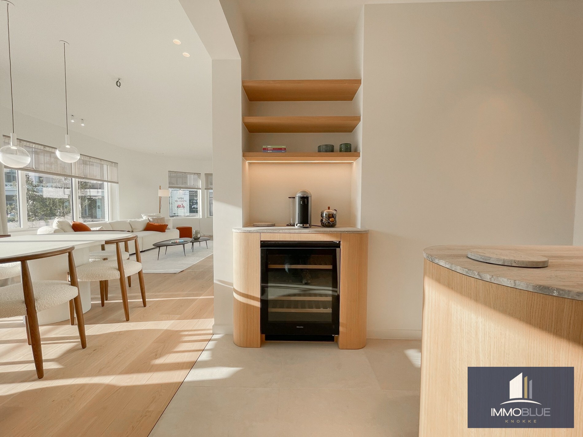 Exclusieve villa: Uitzonderlijk volledig gerenoveerde villa met frontaal zeezicht. 