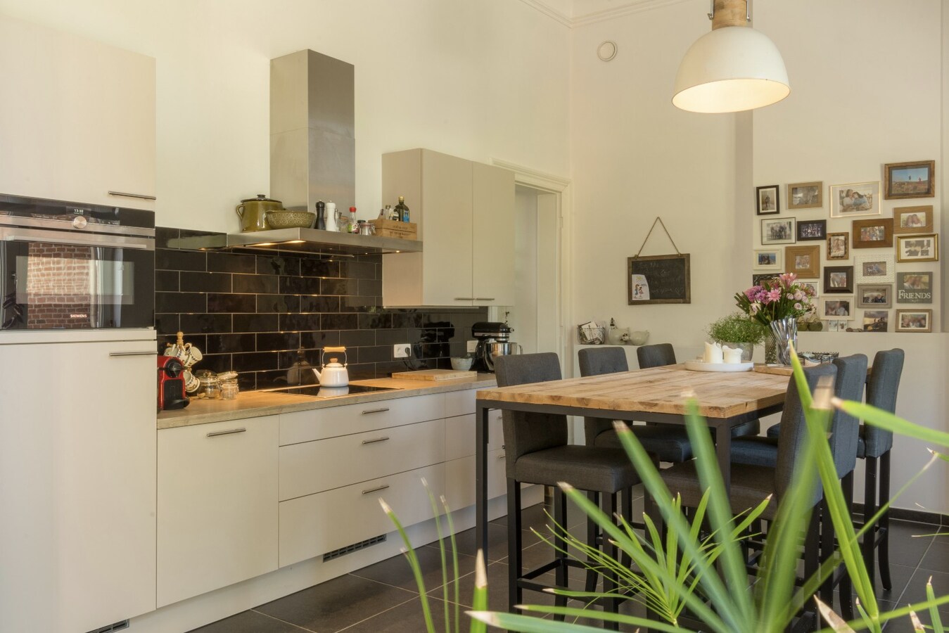 Gelijkvloers 3-slaapkamer villa-appartement met parktuin. 