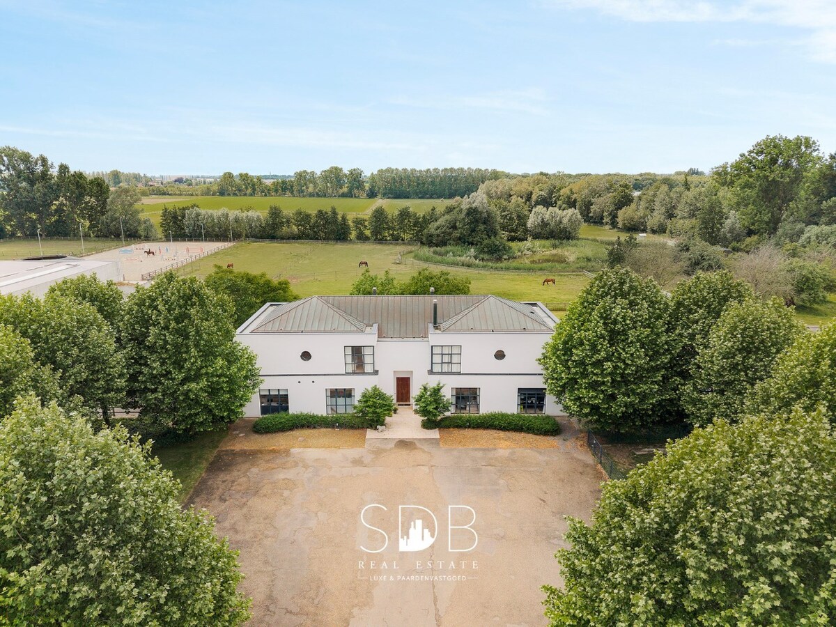 Prachtige villa met hippische accommodatie en graslanden op +/- 9 ha 